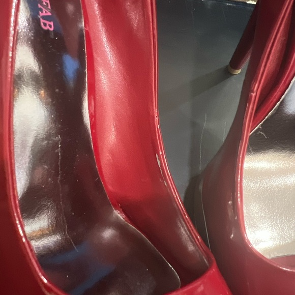 NEVER BEEN WORN Candy Apple Red Patent Leather Pumps. Size 9 - Picture 6 of 10